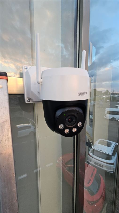 Поворотная Wi-Fi камера у окна